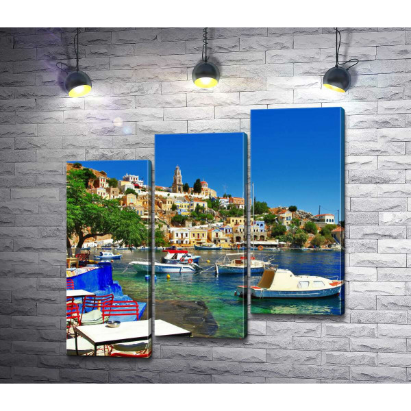 Літній ресторан на березі моря у грецькому містечку