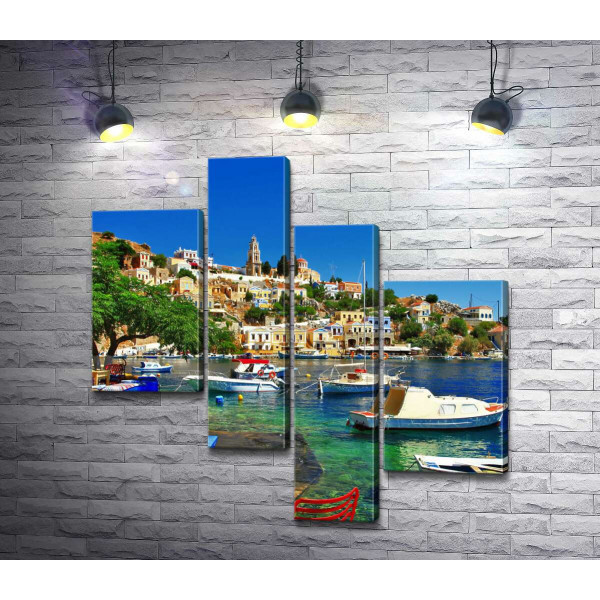 Літній ресторан на березі моря у грецькому містечку