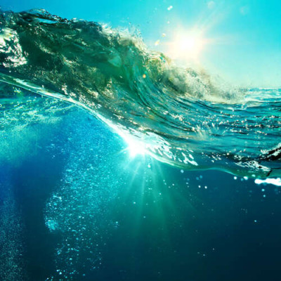 Прозора блакить морської води