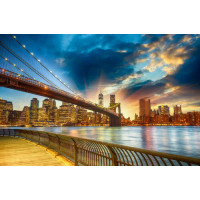 Бруклинский мост (Brooklyn Bridge) ведет к многолюдному мегаполису
