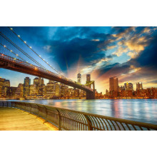 Бруклинский мост (Brooklyn Bridge) ведет к многолюдному мегаполису