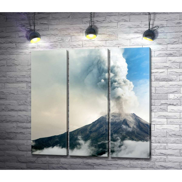 Грозный вулкан испускает пары дыма