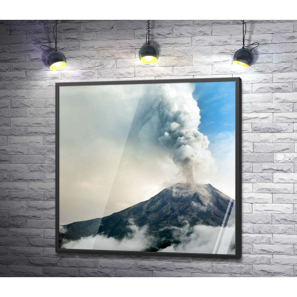 Грозный вулкан испускает пары дыма