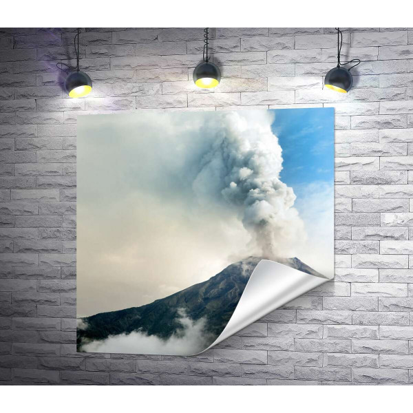 Грізний вулкан випускає пари диму