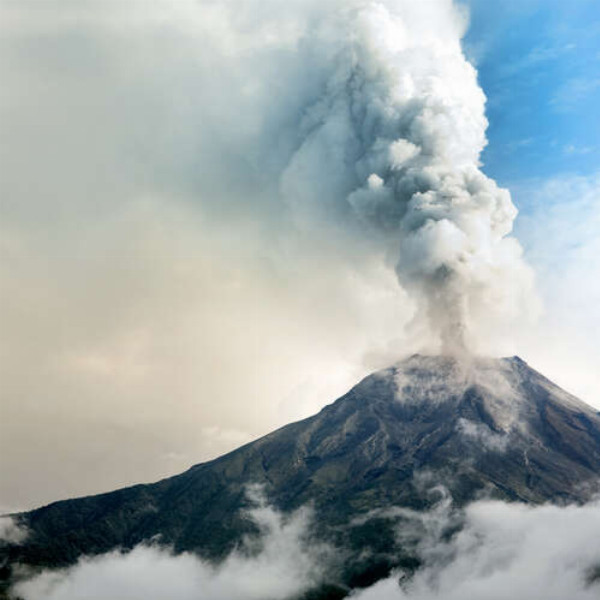 Грізний вулкан випускає пари диму