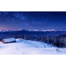 Деревянный дом на вершине горы занесен снегом