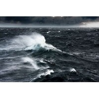 Ветер поднимает штормовые волны в океане