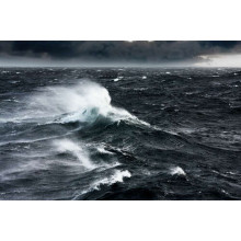 Ветер поднимает штормовые волны в океане