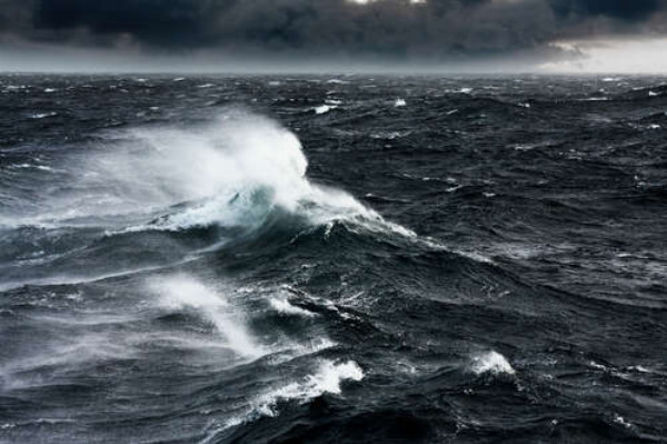 Вітер підніймає штормові хвилі в океані