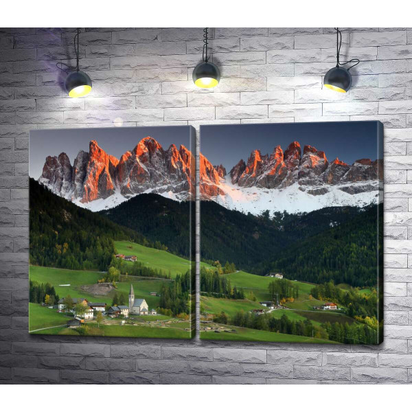 Альпийская деревня окружена высокими горами