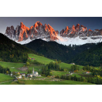Альпийская деревня окружена высокими горами