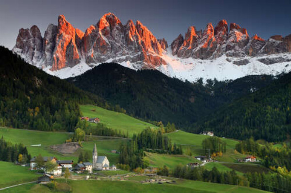 Альпійське село оточене високими горами