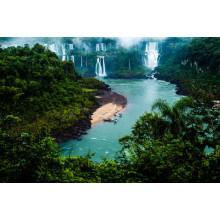 Водопады Игуасу среди зелени джунглей