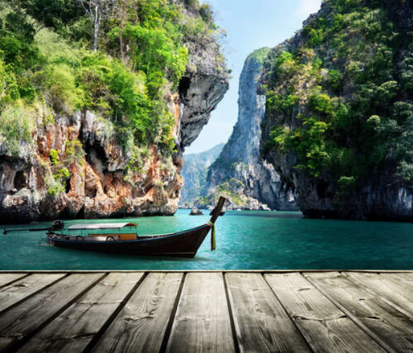 Човен біля причалу на фоні химерних скель у Таїланді