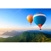 Два воздушных шара летают над бархатными горами