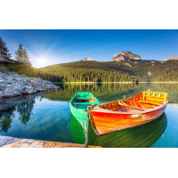 Лодки плавают по кристально чистой поверхности озера