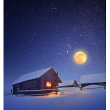 Повний місяць освітлює дерев'яні будиночки зимового села