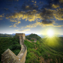 Тонкая полоска Великой китайской стены тянется по зеленым склонам