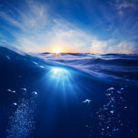Вечернее солнце тонет в морской воде