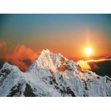 Солнечные лучи окрашивают снег на вершине горы в нежные оттенки