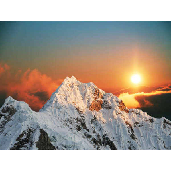 Сонячне проміння фарбує сніг на вершині гори у ніжні відтінки