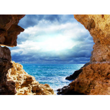 Природная арка между скалами ведет к морскому берегу
