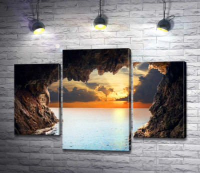 Модульная картина "Спокойное вечернее море виднеется из тени грота"
