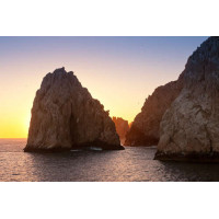Гострі піки морських скель у вечірніх променях сонця