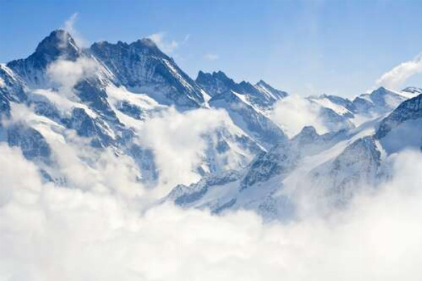 Гірські схили ховаються за пухнастими хмарами