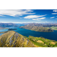 Вид на холмы зеленых островов в Новой Зеландии
