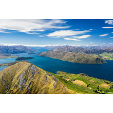 Вид на холмы зеленых островов в Новой Зеландии