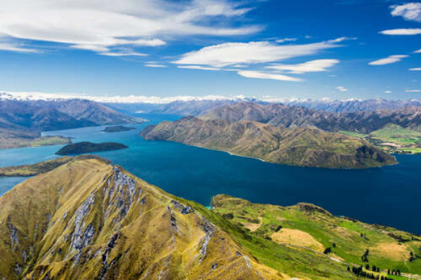 Вид на пагорби зелених островів у Новій Зеландії