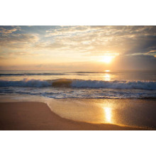 Сонце світить на бурхливі хвилі біля берега