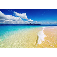 Теплый морской берег с желтым песком и прозрачной водой