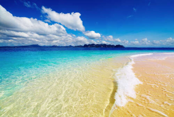 Теплий морський берег із жовтим піском та прозорою водою