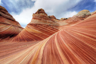 Плавные изгибы слоев скал на склоне Койот-Бют (Coyote Buttes)