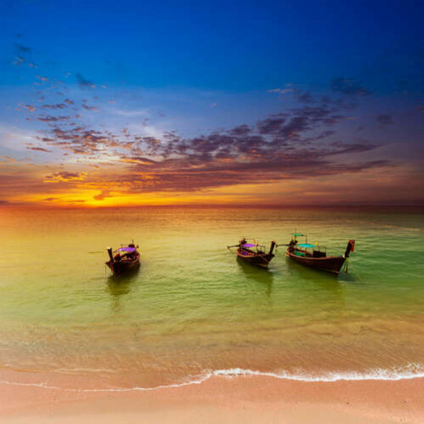 Три лодки плавают в морской воде у тропического берега