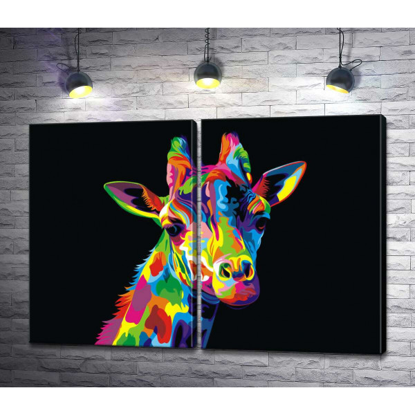 Спокойный взгляд разноцветного жирафа