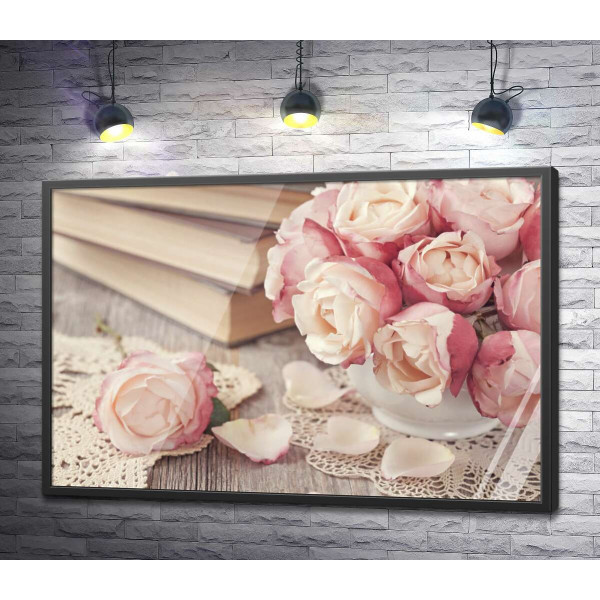 Маленькая вазочка роз украшает стол с книгами