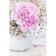 Розкішна півонія прикрашена рожевими квітами гіпсофіл