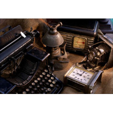 Ретро-атмосфера среди пишущей машинки, часов и фотоаппарата