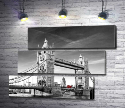 Красный автобус следует по Тауэрскому мосту (Tower Bridge)