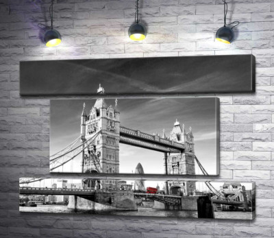 Красный автобус следует по Тауэрскому мосту (Tower Bridge)