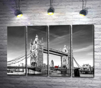 Червоний автобус прямує по Тауерському мосту (Tower Bridge)