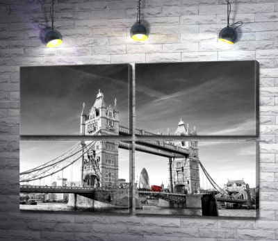 Червоний автобус прямує по Тауерському мосту (Tower Bridge)