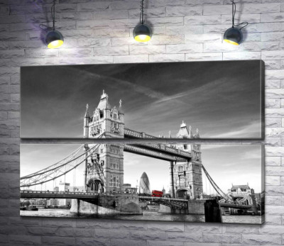 Червоний автобус прямує по Тауерському мосту (Tower Bridge)