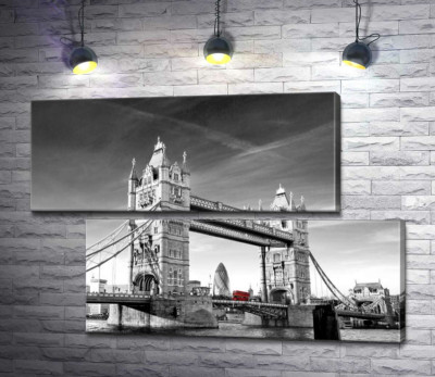Красный автобус следует по Тауэрскому мосту (Tower Bridge)