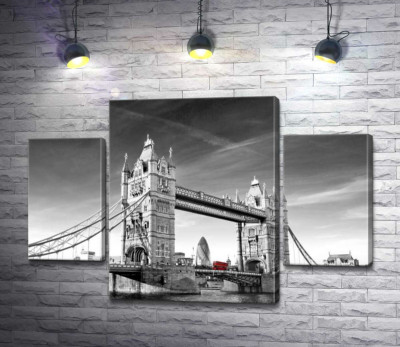 Красный автобус следует по Тауэрскому мосту (Tower Bridge)