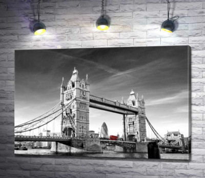Красный автобус следует по Тауэрскому мосту (Tower Bridge)