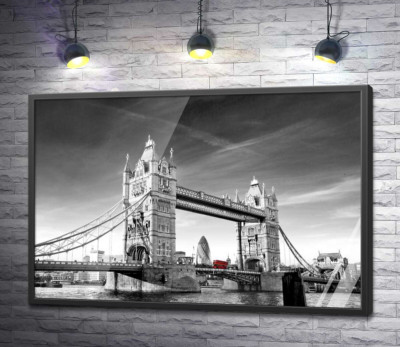 Постер "Красный автобус следует по Тауэрскому мосту (Tower Bridge)"
